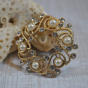 Vintage Gold tone pin with crystals and pearls, decorative pin jewelry, pearl brooch