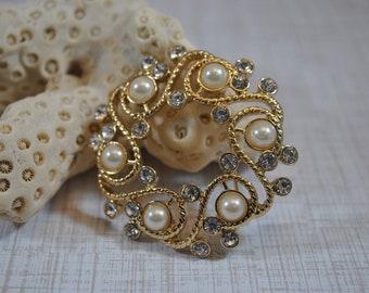 Vintage Gold tone pin with crystals and pearls, decorative pin jewelry, pearl brooch