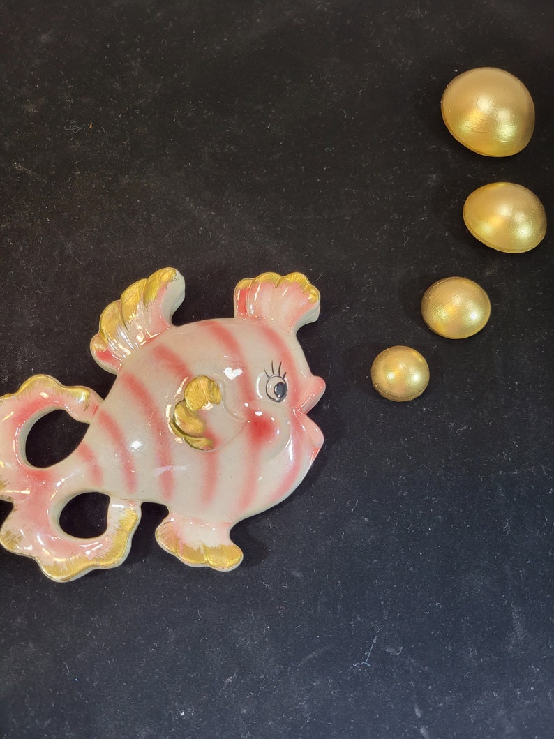 Pink striped Bradley fish wall pocket with gold bubbles, fish wall décor, ceramic, vintage, bathroom décor image 1