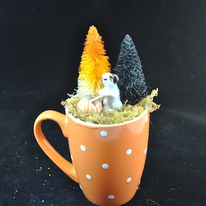Taza de lunares naranja y blanco Halloween Viñeta miniatura, calabaza vintage, taza y perro