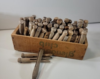 古いグレンデールクラブのチーズボックスに入ったヴィンテージの木製洗濯ばさみ、洗濯室の装飾、各種洗濯ばさみ