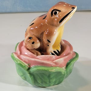 Frog on flower salt and pepper shakers, collectible, vintage, whimsical