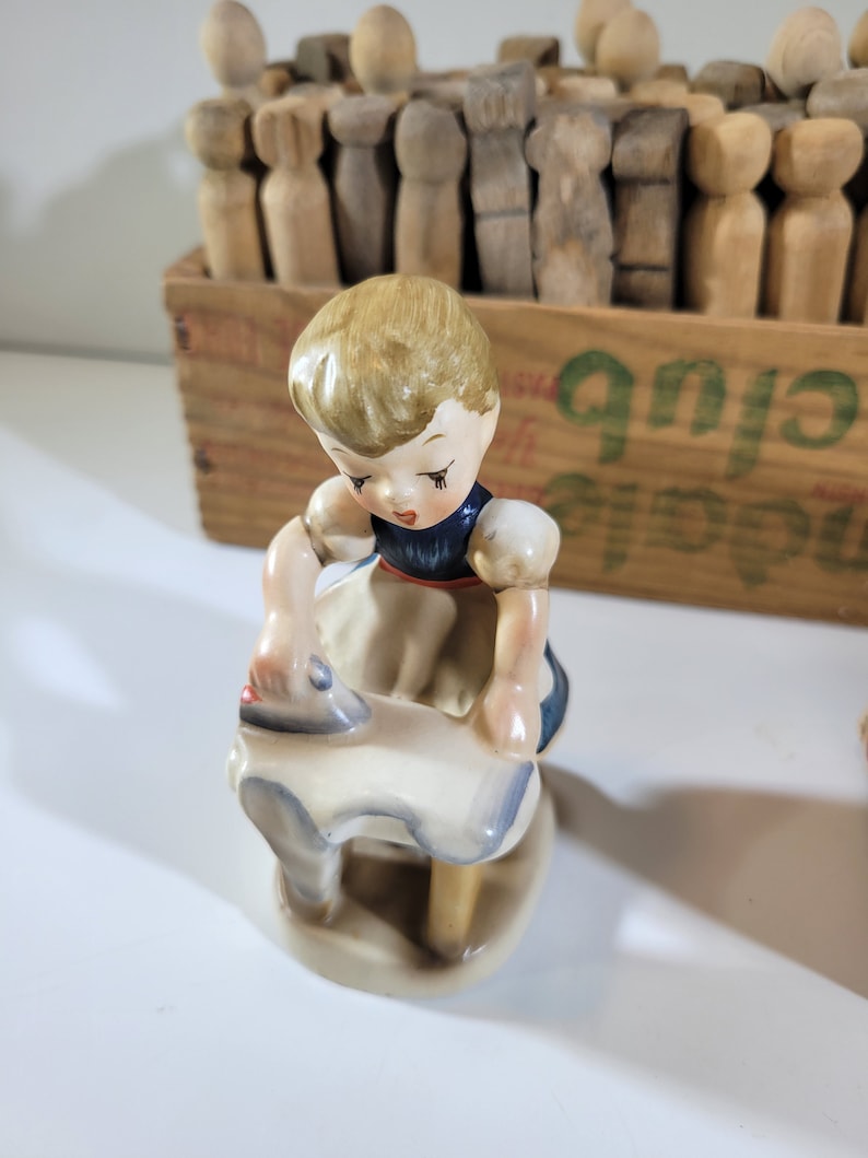 Choix d'articles de décoration vintage pour salle de lavage, pinces à linge, boîte en amidon vintage, figurine de fille faisant la lessive Napco girl ironing