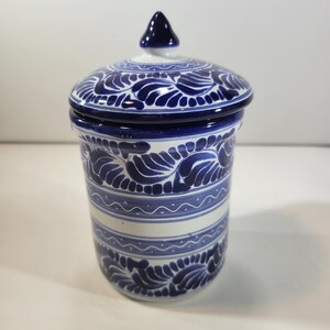 メキシコ製の青と白の陶器のタラベラ壺、蓋付き壺、アーティストの