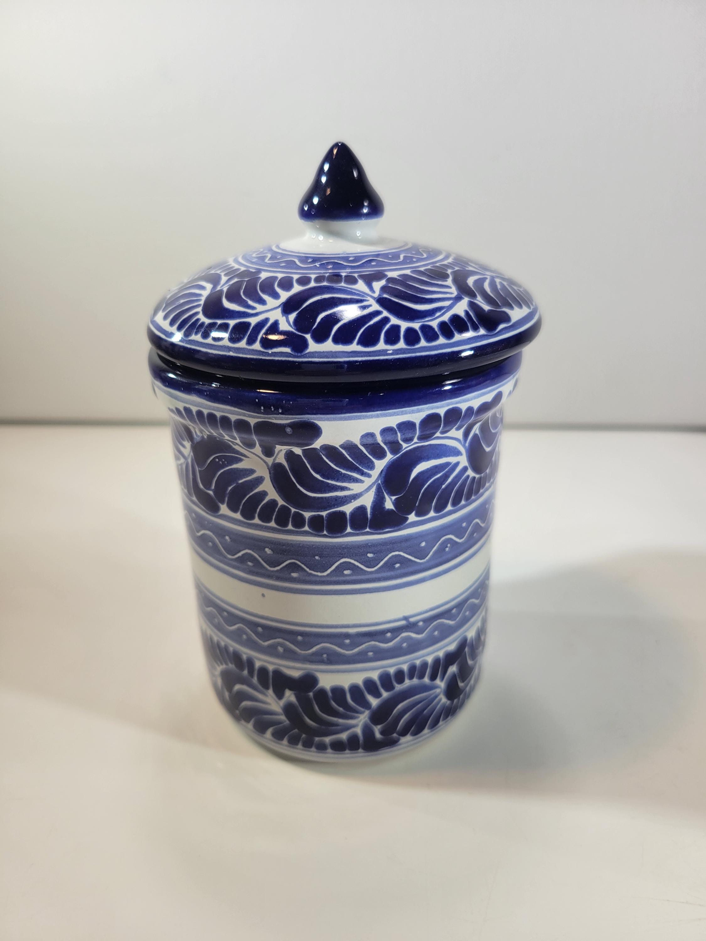 メキシコ製の青と白の陶器のタラベラ壺、蓋付き壺、アーティストの