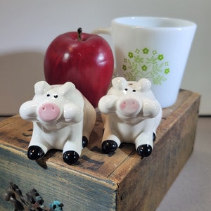 White pigs with pink noses salt and pepper shakers, collectible, vintage