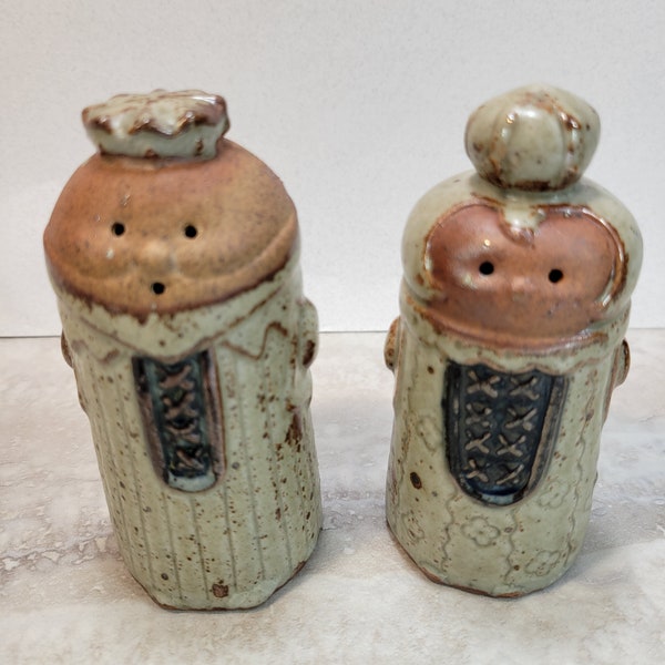 King and Queen Chess piece stoneware salt and pepper shakers, collectible, vintage, ceramic