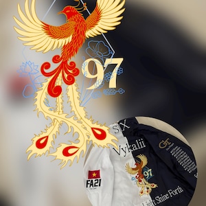 Puede incluir: Chaqueta blanca y azul marino con un diseño de fénix y el número 97. La chaqueta tiene el texto "FA21" y "Let Our Light Shine Forth". El fénix es rojo y dorado.