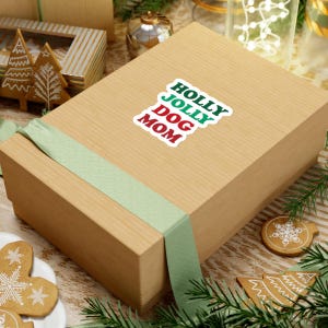 Pegatinas troqueladas de Holly Jolly Dog Mom, temática navideña, colores festivos, 2 opciones de tamaño: decoración navideña, regalo festivo para amantes de los perros, de temporada