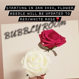 Puede incluir: Dos rosas artificiales, una roja y otra blanca, con el texto "STARTING IN JAN 2022, FLOWER NEEDLE WILL BE UPDATED TO RED/WHITE ROSE" y "BUBBLY ROOM" visible en el fondo.