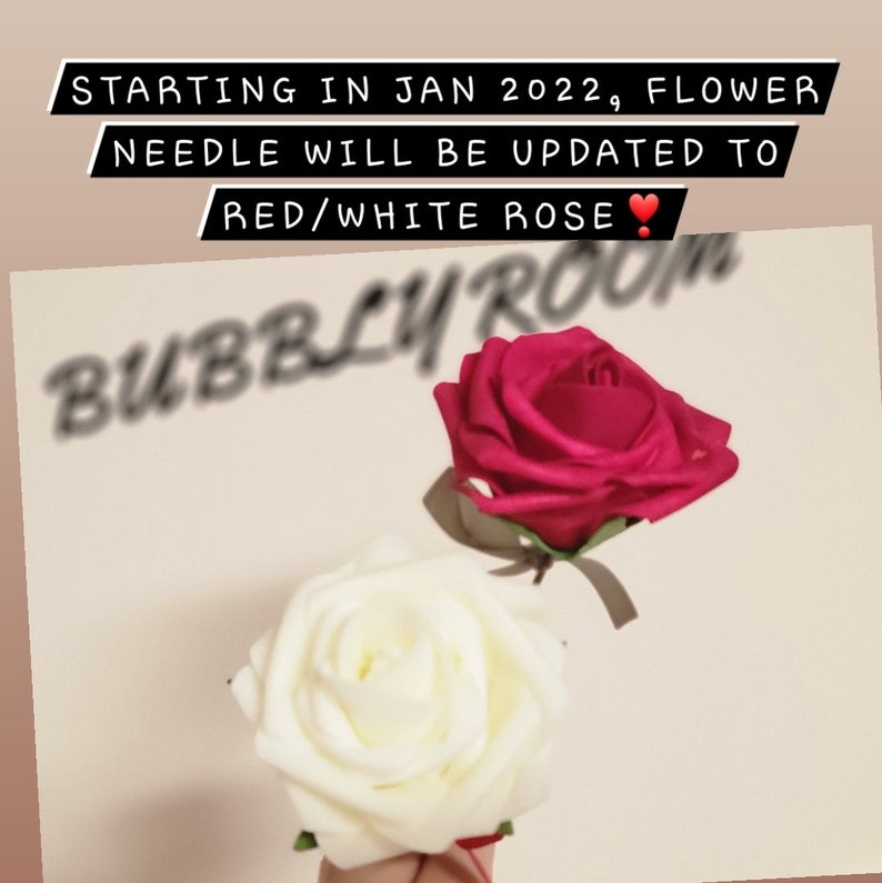 Puede incluir: Dos rosas artificiales, una roja y otra blanca, con el texto "STARTING IN JAN 2022, FLOWER NEEDLE WILL BE UPDATED TO RED/WHITE ROSE" y "BUBBLY ROOM" visible en el fondo.