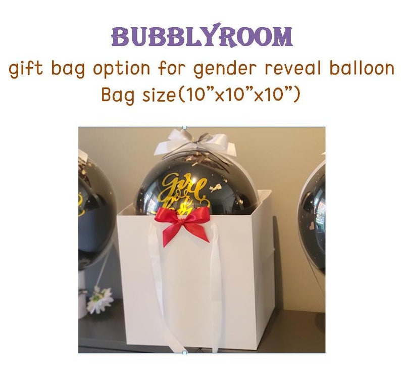 Puede incluir: Una bolsa de regalo blanca con asas blancas y un lazo rojo. Un globo negro con letras doradas que dicen "Girl" est&aacute; dentro de la bolsa. La bolsa mide 25 cm por 25 cm por 25 cm.