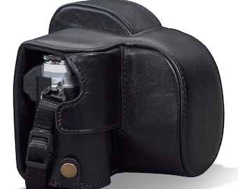 Custodia per fotocamera Ever Ready in vera pelle Olympus OM-D E-M10 Mark IV (12-42 mm) con copertura di qualità per accesso alla batteria per una vestibilità e una copertura precise