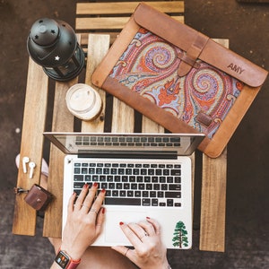 Housse personnalisée en cuir pour MacBook Pro et Air - 16 pouces, 14 pouces, 13 pouces, 13,3 pouces et 15 pouces / Marron / Bleu/violet
