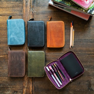 Diario di viaggio e organizer in pelle pieno fiore personalizzato, fatto a mano, portapenne, blocco note personalizzato e chiusura con cerniera.