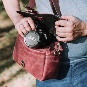 Personalized Top Grain Italian Leather Messenger Bag Camera Bag for Mirrorless, Instant, DSLR Cameras, Travel Bag, Unisex Handcrafted image 5