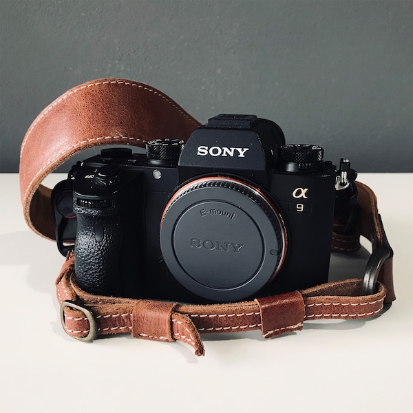 Bracelet en cuir personnalisé pour appareil photo, cadeau pour photographe avec support pour appareil photo reflex numérique, cadeau pour lui, cadeau pour elle, marron/noir