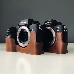 Demi-étui en cuir italien pour appareil photo avec dragonne compatible avec Sony Alpha A7 III, Sony Alpha A7R III, Sony Alpha A9 - noir / marron, fabriqué à la main