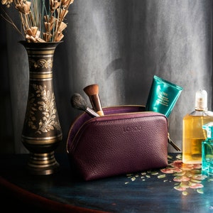 Trousse de toilette personnalisée en cuir pleine fleur fabriquée à la main, trousse à cosmétiques, organiseur de maquillage de haute qualité, trousse à cosmétiques durable avec poche Purple