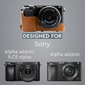 Pu&ograve; includere: Due fotocamere Sony Alpha, la a6300 e la a6000, sono mostrate con il testo "DESIGNED FOR Sony" sopra di esse. Entrambe le fotocamere sono nere con accenti argentati e hanno obiettivi intercambiabili.