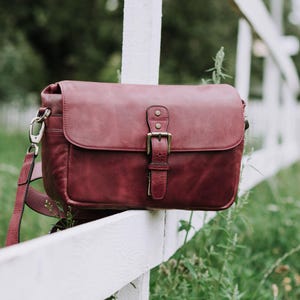 Personalized Italian Leather Messenger Bag Camera Bag for Mirrorless, Instant, DSLR Cameras, Travel Bag, Unisex - Handcrafted