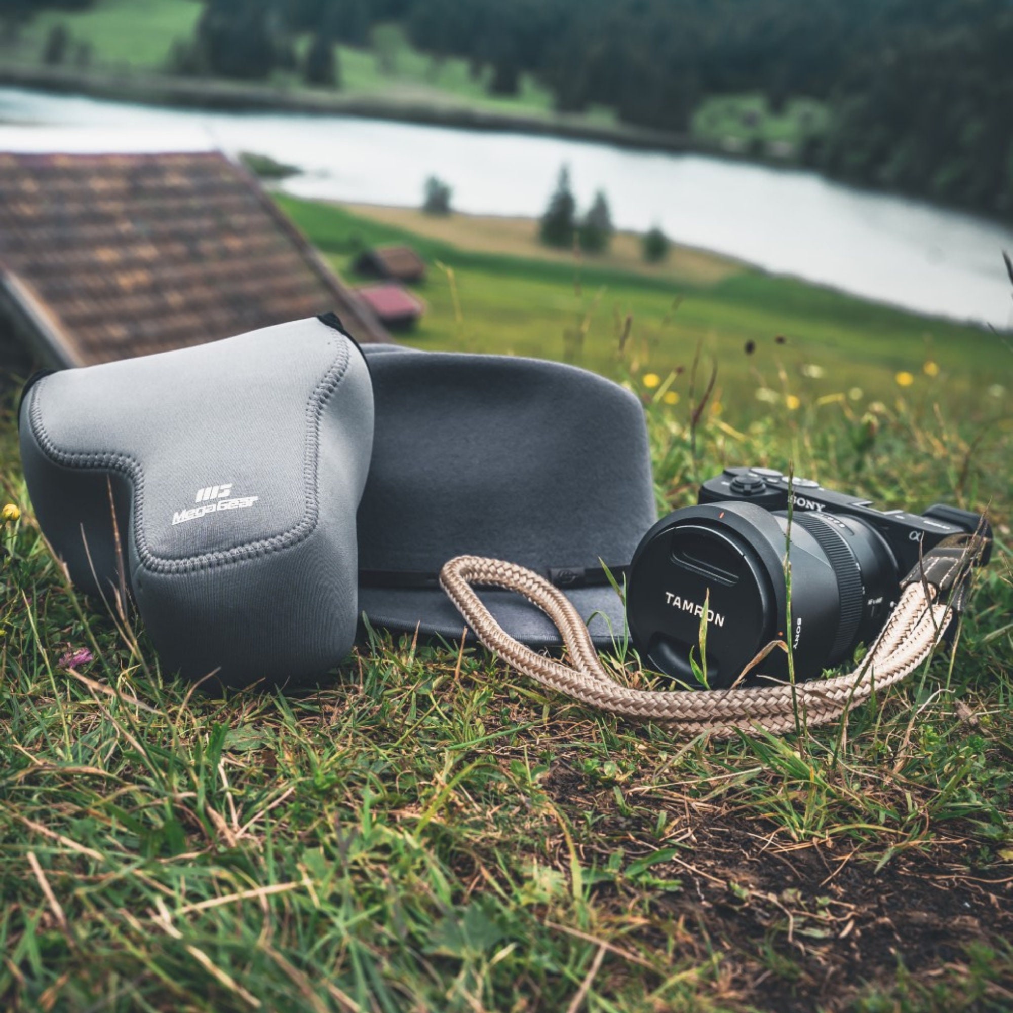 MegaGear Neopreen Hoes Compatibel Met Sony Alpha A6600  18 135 Mm Zwart