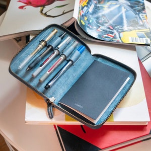 Personalisiertes handgefertigtes Reisejournal und Organizer aus Leder, Padfolio mit Stifthalter, benutzerdefiniertem Notizblock und Reißverschluss Bild 3