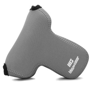 Puede incluir: Cubierta de lente de cámara gris con ribete negro y el texto "Mega Gear" en blanco.