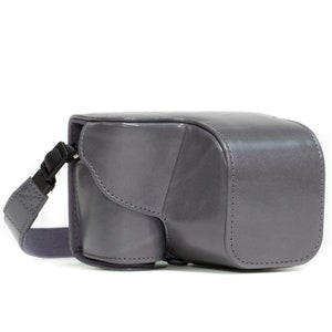 Pu&ograve; includere: Una borsa per fotocamera in pelle grigia con una tracolla. La borsa ha una patta che copre l'apertura e una chiusura con cerniera.