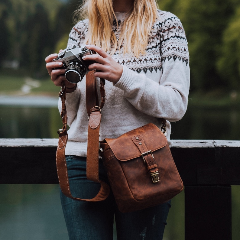 Personalized Italian Leather Messenger Bag Camera Bag for Mirrorless, Instant, DSLR Cameras, Travel Bag, Unisex Handcrafted Bild 1