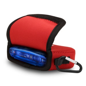 Op de afbeelding: Rode neopreen camera tas met een zwarte rits en een zwarte draagriem. De tas is open en een blauwe Nikon Coolpix W100 camera zit erin.