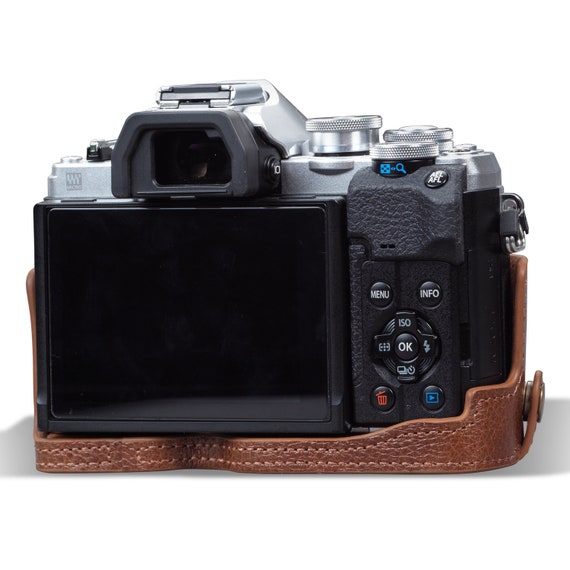 Zakao Pen-F Étui pour appareil photo en cuir véritable avec ouverture par le bas et dragonne pour Olympus Pen-F (café