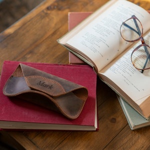 Étui à lunettes personnalisé en cuir pleine fleur fabriqué à la main, étui à lunettes avec fermoir magnétique, étui à lunettes souple personnalisé avec bouton magnétique image 2