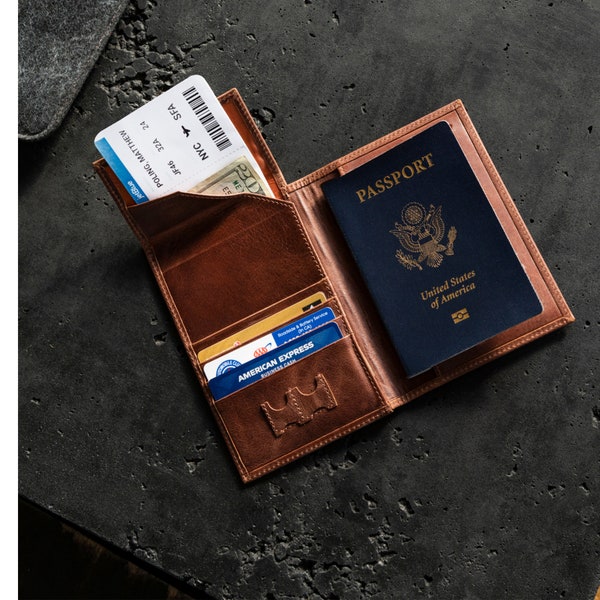 Personalisierte Reisepasshülle und Kartenhalter aus genarbtem Leder mit Namensschild, handgefertigte Reisebrieftasche, Unisex-Reisepasshülle im Vintage-Stil