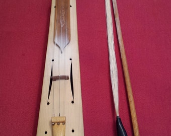 クルミ材で作られた手作りのポンティアンの竪琴（ケメンチェ