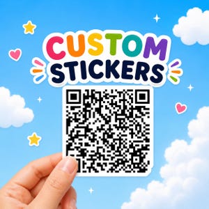 Może przedstawiać: Kwadratowa biała naklejka z czarno-białym kodem QR. Nad kodem QR znajduje się napis CUSTOM STICKERS wielokolorową, zaokrągloną czcionką. Tło stanowi jasnoniebieskie niebo z białymi chmurami, żółtymi gwiazdkami i różowymi sercami.