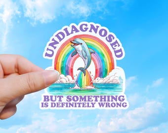 Sticker dauphin drôle arc-en-ciel - « Non diagnostiqué mais quelque chose ne va pas » - Sticker imperméable pour ordinateur portable