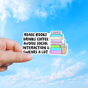 Könnte beinhalten: Aufkleber mit dem Text "Liest Bücher, trinkt Kaffee, vermeidet soziale Interaktion & flucht viel". Der Aufkleber zeigt einen Stapel Bücher und eine Kaffeetasse mit Strohhalm. Der Hintergrund ist ein blauer Himmel mit Wolken.