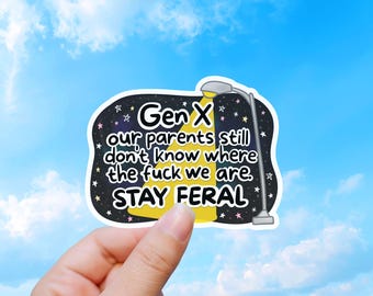 Op de afbeelding: Een sticker met de tekst "Gen X our parents still don't know where the fuck we are. STAY FERAL." De sticker heeft een zwarte achtergrond met sterren en een geel straatlantaarndesign. De achtergrond is een blauwe lucht.