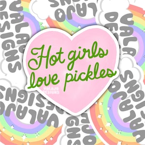 Puede incluir: Pegatina rosa en forma de corazón con el texto "Hot girls love pickles" escrito en cursiva verde. La pegatina está rodeada de pegatinas de colores arcoíris con el texto "VALAJO DESIGNS" repetido.