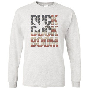Camicia da caccia alle anatre, USA Duck Duck Boom, Camicia per uccelli acquatici, Camicia da caccia, Regalo per gli uomini, T-shirt patriottica, Caccia agli uccelli acquatici, T-shirt da cacciatore di anatre LONG SLEEVE ASH