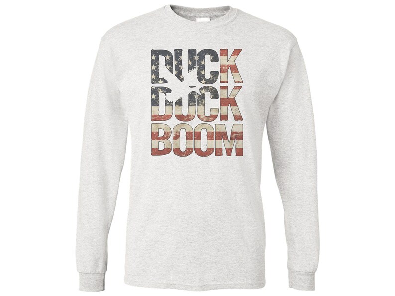 Camicia da caccia alle anatre, USA Duck Duck Boom, Camicia per uccelli acquatici, Camicia da caccia, Regalo per gli uomini, T-shirt patriottica, Caccia agli uccelli acquatici, T-shirt da cacciatore di anatre LONG SLEEVE ASH