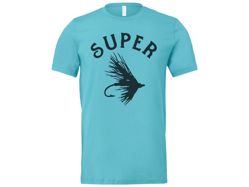K&ouml;nnte beinhalten: Ein t&uuml;rkisfarbenes T-Shirt mit einer schwarzen Silhouette eines Fliegenfischk&ouml;ders und dem Wort "SUPER" dar&uuml;ber.