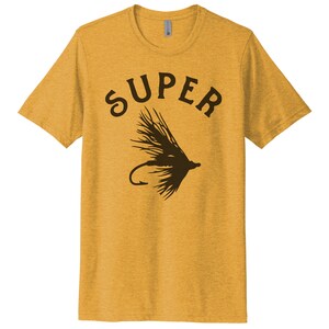 K&ouml;nnte beinhalten: Ein gelbes T-Shirt mit einer schwarzen Silhouette eines Fliegenfisch-K&ouml;ders und dem Wort "SUPER" dar&uuml;ber.