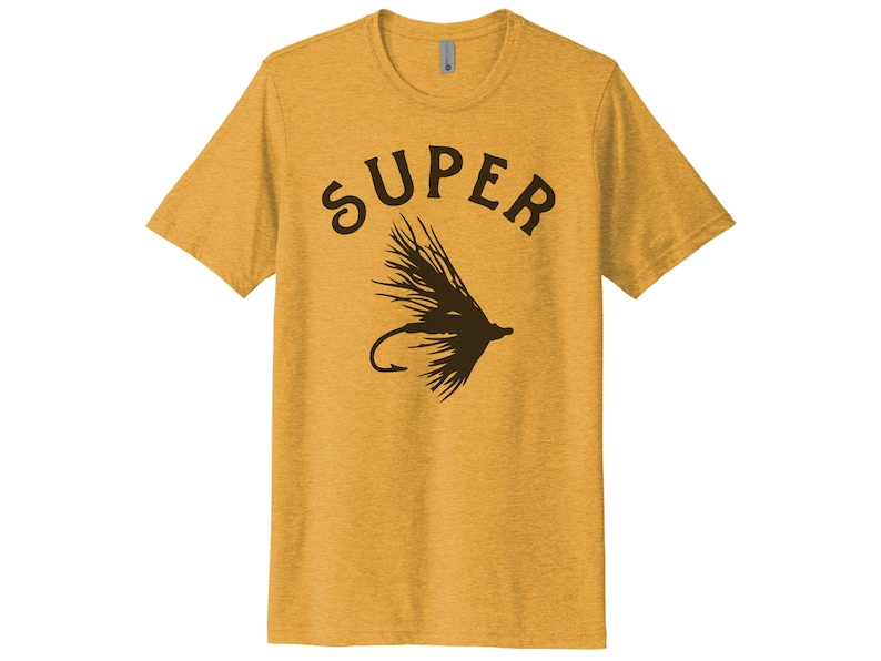 K&ouml;nnte beinhalten: Ein gelbes T-Shirt mit einer schwarzen Silhouette eines Fliegenfisch-K&ouml;ders und dem Wort "SUPER" dar&uuml;ber.