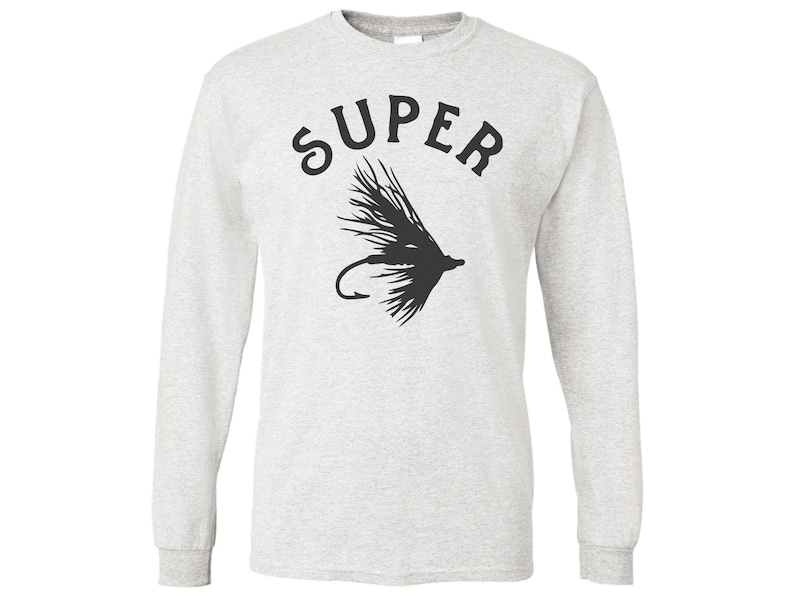 K&ouml;nnte beinhalten: Ein graues Langarmshirt mit einer schwarzen Silhouette einer Fliegenfisch-K&ouml;der und dem Wort "SUPER" dar&uuml;ber.