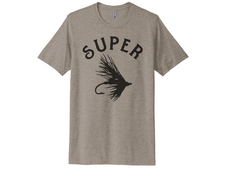 K&ouml;nnte beinhalten: Ein heidefarbenes T-Shirt mit einer schwarzen Grafik eines Fliegenfisch-K&ouml;ders und dem Wort "SUPER" dar&uuml;ber.