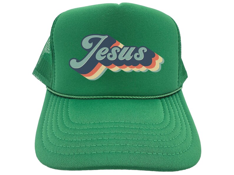 Puede incluir: Gorra de camionero verde con un gr&aacute;fico de "Jes&uacute;s" de estilo retro en colores arco&iacute;ris.