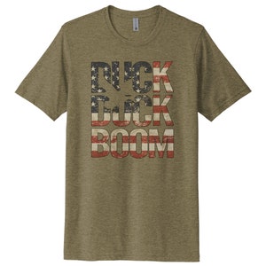 Camicia da caccia alle anatre, USA Duck Duck Boom, Camicia per uccelli acquatici, Camicia da caccia, Regalo per gli uomini, T-shirt patriottica, Caccia agli uccelli acquatici, T-shirt da cacciatore di anatre HEATHER OLIVE