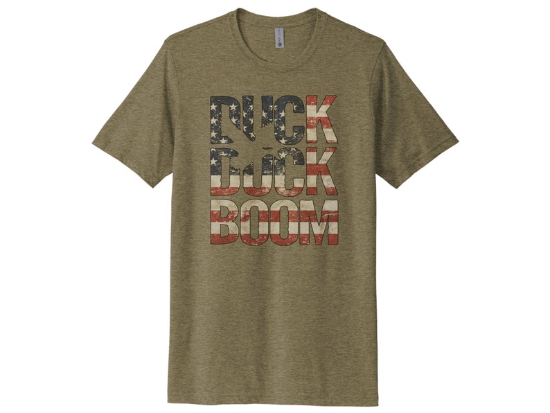 Camicia da caccia alle anatre, USA Duck Duck Boom, Camicia per uccelli acquatici, Camicia da caccia, Regalo per gli uomini, T-shirt patriottica, Caccia agli uccelli acquatici, T-shirt da cacciatore di anatre HEATHER OLIVE